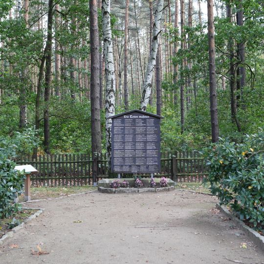Sachgesamtheit Waldfriedhof am Lilienstein mit einer Gedenktafel für die Opfer des Faschismus und einer hölzernen Einfriedung