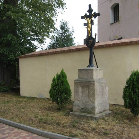 Boží muka u zdi kostela ve středu Keblova