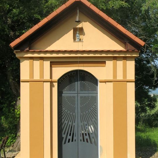 Kaplička u silnice západně od Vojnína