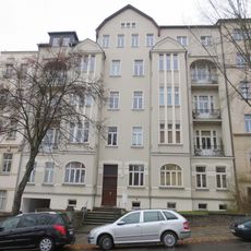 Mietshaus in geschlossener Bebauung mit Vorgarten und Einfriedungsmauer Ulmenstraße 21