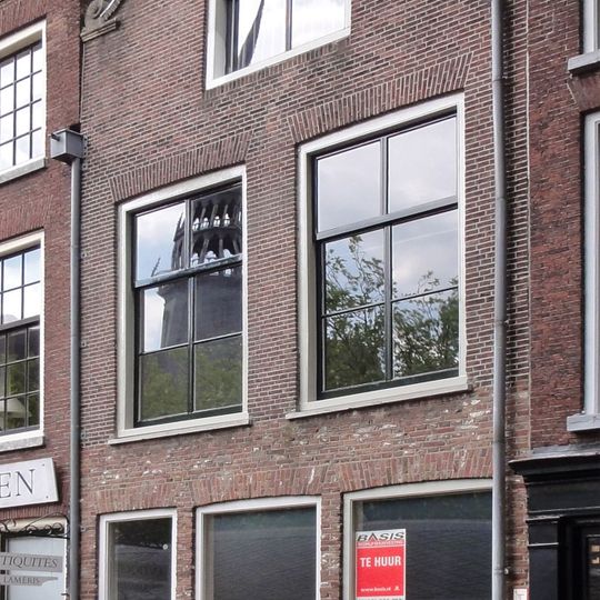 Pand met klokgevel met zijvoluten op geprofileerde dekplaten