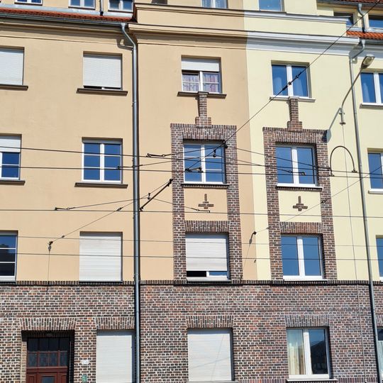 Mietshaus in geschlossener Bebauung, Teil einer einheitlich gestalteten Häuserzeile Leipziger Straße 154