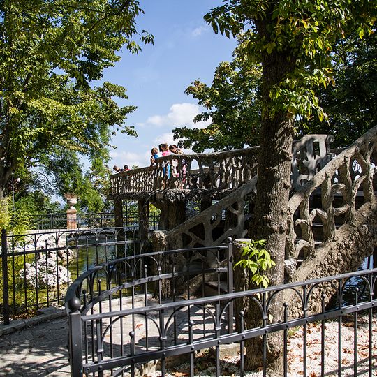 Villa Comunale con fontana e pensilina