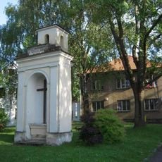 Kaplička v Jenštejně v parčíku před obecním úřadem