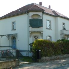 Villa mit rückwärtiger Garage und Einfriedung Bahnhofstraße 7