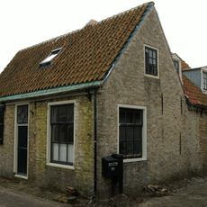 Hersteld pandje waarvan brede gevel aan de straat