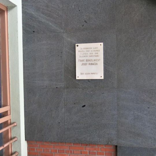 Pamětní deska obětem okupace 1939-45 u vstupu do nádraží v Poděbradech