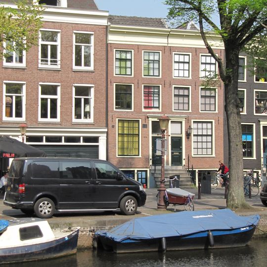 Huis met gevel onder rechte lijst