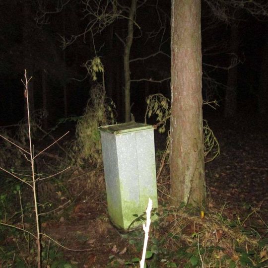 Kříž západně od Milavčí v lese