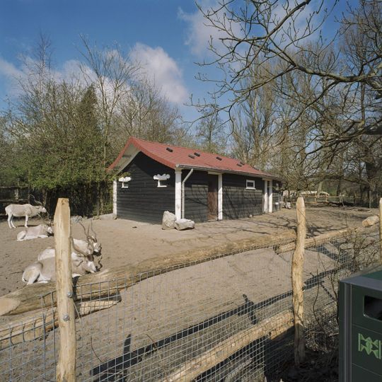 Blijdorp: houten dierenverblijf
