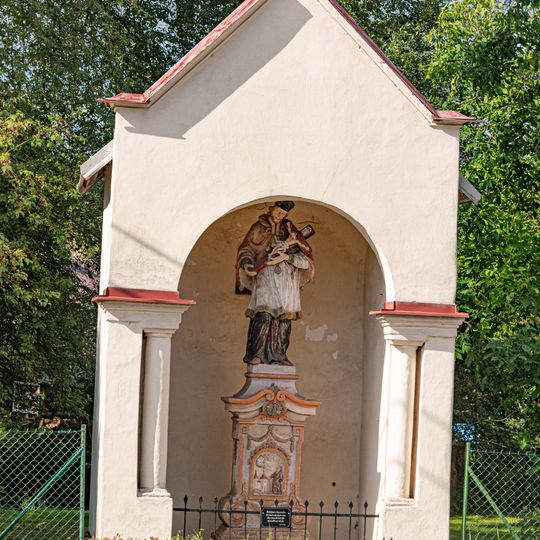 Kaplička s kamenným pilířem se sochou svatého Jana Nepomuckého