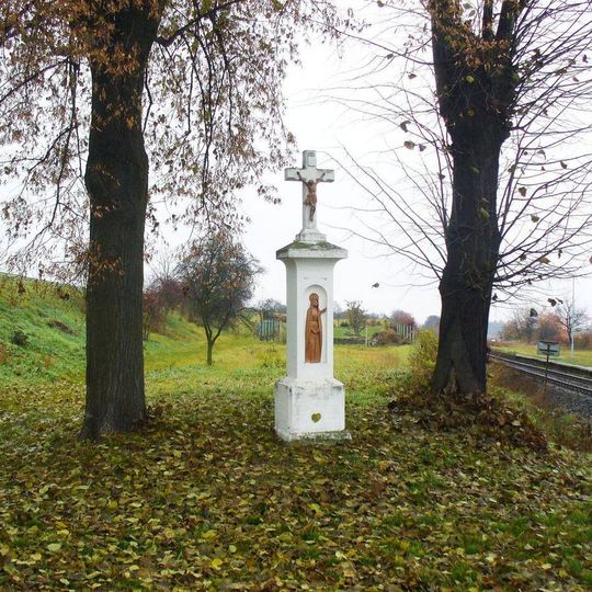 Kříž u železničního přejezdu v Opočně