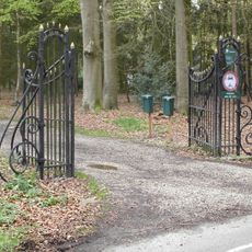 Leeuwenburgh: inrijhek bij portierswoning