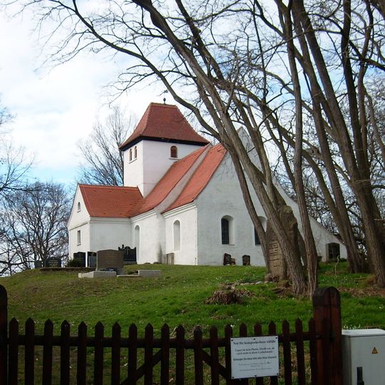 Kirche , zwei Grabsteine an der Kirche und Kriegerdenkmal für die Gefallenen des 1. Weltkrieges auf dem Kirchhof Gostemitzer Ring 12