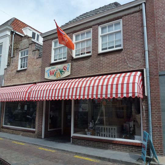 Huis met gepleisterde tuitgevel