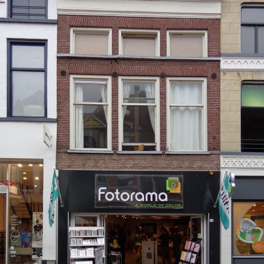 Pand met lijstgevel en jongere winkelpui