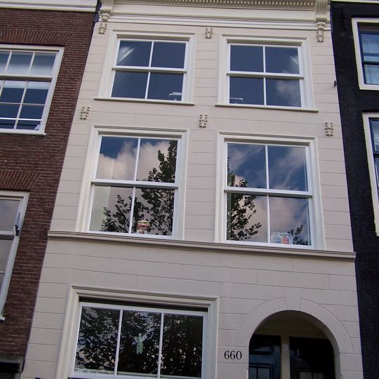Huis met later gepleisterde gevel onder rechte lijst