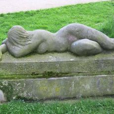 Socha ležící ženy v parku v Májové ulici v Chebu