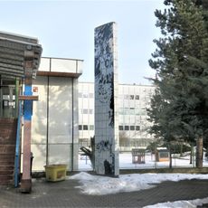 Sloupová plastika u školy v ulici Petra Bezruče v Žatci