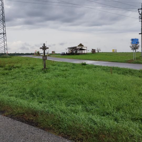 Kříž v křižovatce severovýchodně od Maloviček