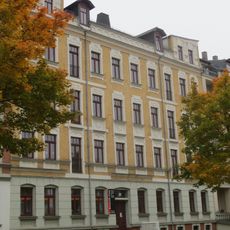 Mietshaus in geschlossener Bebauung mit Vorgarten Weststraße 99