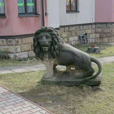 Socha lva před školkou v ulici Josefa Kábrta v Lomnici nad Popelkou