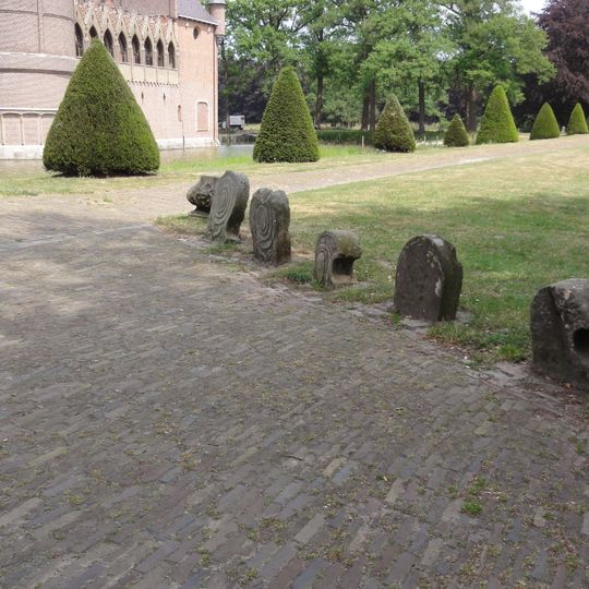 Heeswijk: elementen rechts naast toegang kasteel