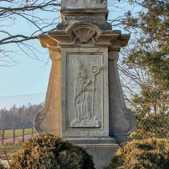 Kříž na okraji Veleboře u rozcestí