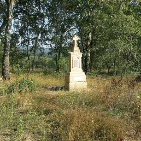 Kříž u silnice severně od Květnova