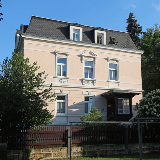 Mietvilla in offener Bebauung mit Einfriedung Haydnstraße 9