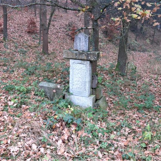 Pomník u silnice na východním okraji Horního Prysku