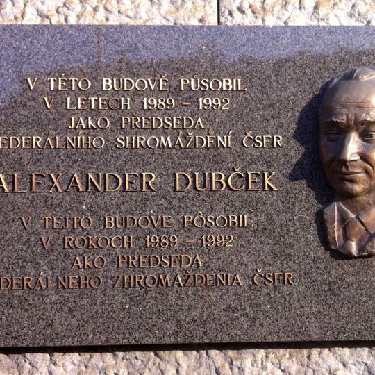 Pamětní deska Alexandra Dubčeka na budově bývalého Federálního shromáždění v Praze
