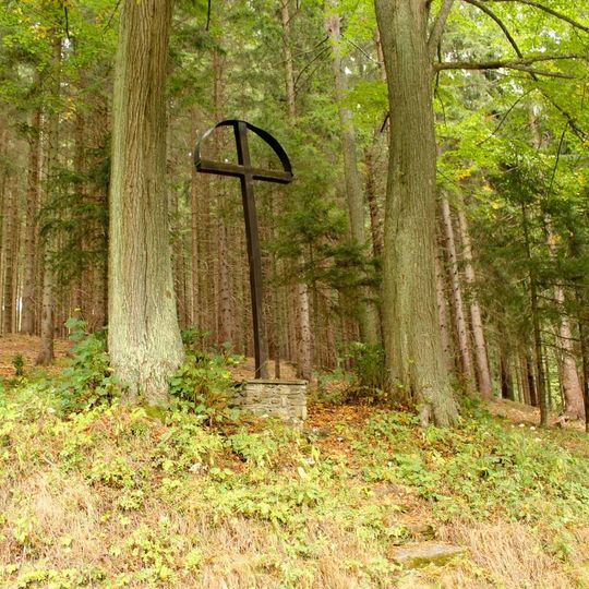 Dřevěný kříž východně od Branné v osadě Zadní Alojzov
