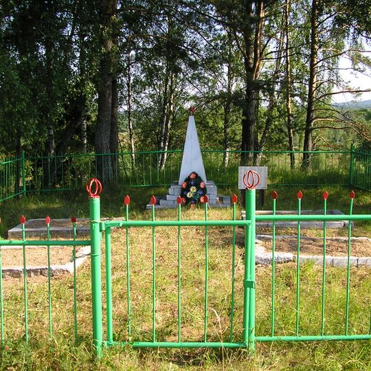 Братская могила советских воинов, погибших в борьбе с фашистами