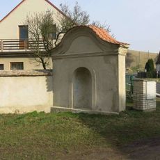 Kaplička vpravo za kostelem ve Rtyni nad Bílinou
