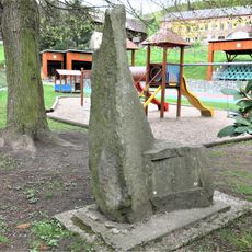 Pomník nejasného účelu u školy v Heřmanově