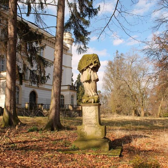 Socha svatého Jana nepomuckého v Chudobíně u zámku