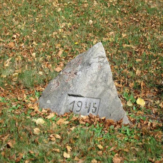 Památný kámen osvobození v roce 1945 u pomníku padlých v Jihlávce