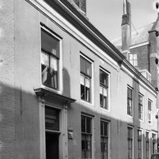 Huis met gepleisterde lijstgevel