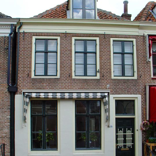 Eenvoudig pand met rechte kroonlijst en schuiframen op de verdieping