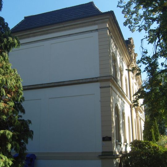 Schloss mit angebautem rechten Nebengebäude und dem ehemaligen Pferdestall, heute offener Gang Dorfstraße 9