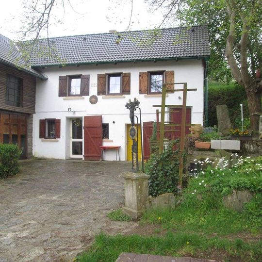 Kříž v Podmoklech v zahradě u rybníka