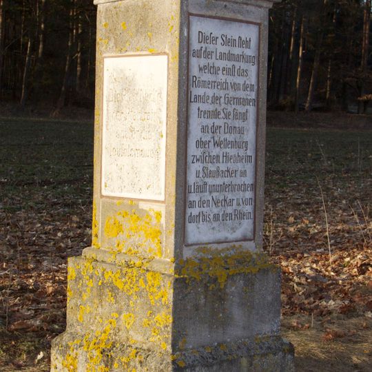 Gedenkstein auf den Obergermanisch-Raetischer Limes-Verlauf hinweisend