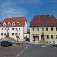 Wohnhaus (mit Freitreppe) in offener Bebauung, Hinterhaus und seitlichem Torbogen Markt 5