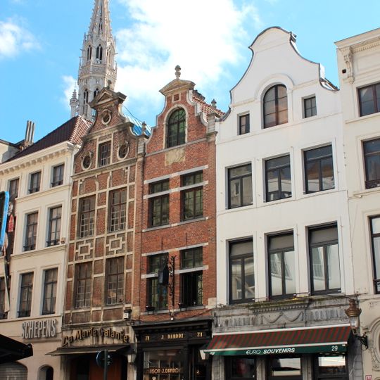 Ensemble de trois maisons traditionnelles