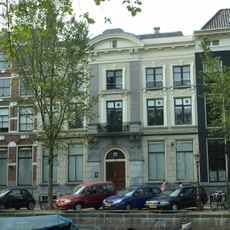 Dubbel huis met vrij rijk versierde lijstgevel in traditionele vormen