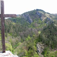 Kříž na skále západně od Hostimi