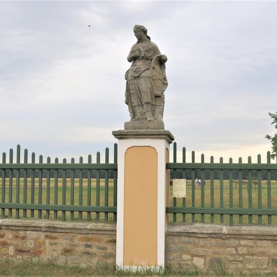 Alegorická socha Září v ohradě zámecké zahrady ve Veltrusech