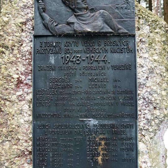 Pomník padlým z partyzánského krytu u Újezda