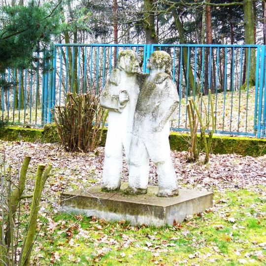 Socha Kamarádi u domu Kamenný vrch 5307 v Chomutově